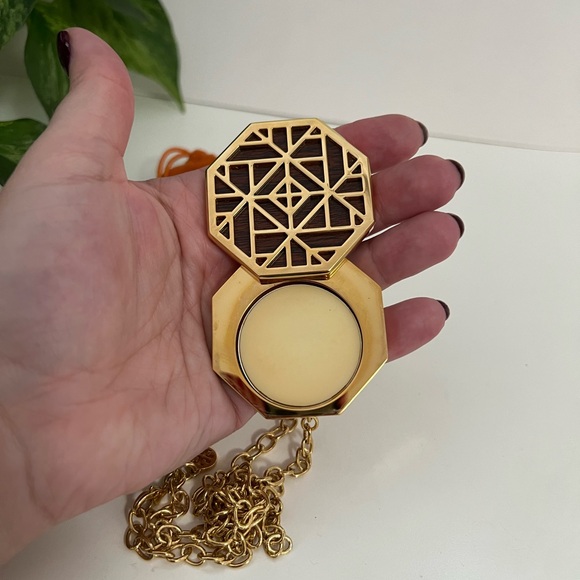 NEW Tory Burch Statement Necklace with Lip Balm & Pouch - Picture 10 of 16